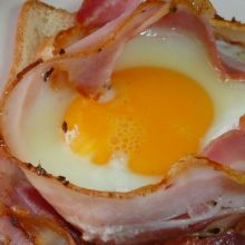 Ham and eggs auf Käsetoast