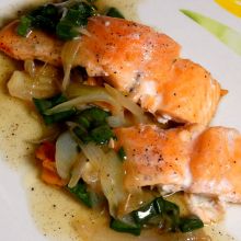 Lachsfilet mit karamelisierten Jungzwiebeln
