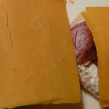 Mit Cheddar belegen