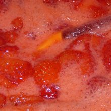 Erdbeeren zum Kochen bringen