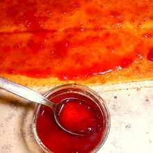 Erdbeermarmelade aufstreichen