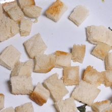 Brotwürfel anrösten