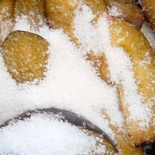 Zwetschgen mit Zucker bestreuen