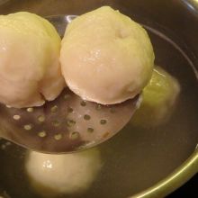 Knödel abseihen