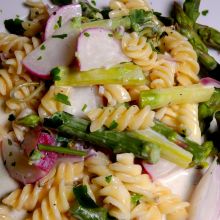 Vegane Nudelpfanne mit Spargel