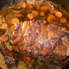 Truthahnbraten begießen