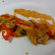 Gebratenes Kalbfleisch mit Paprikastreifen