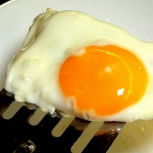 Ei aus der Pfanne haben
