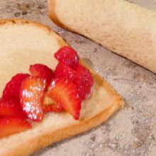 mit Erdbeeren füllen
