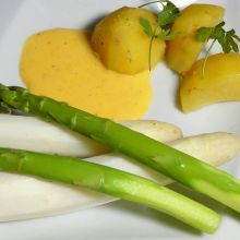 Gekochter Spargel mit Sauce hollandaise