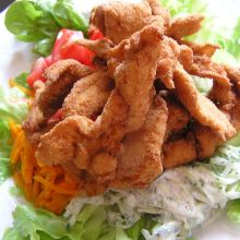 Salat mit gebackenen Hühnerstreifen