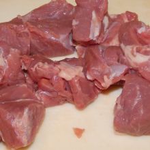 Zwiebel und Fleisch schneiden