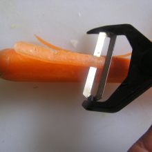 Karotten schälen