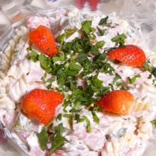 Nudelsalat mit Schinken, Erdbeeren und Wildkräutern
