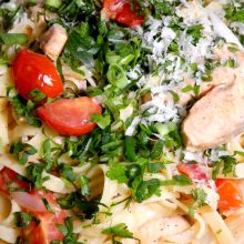 Tagiatelle mit Lachswürfeln und Cherrytomaten