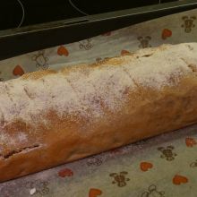 Strudel mit Zucker bestreuen