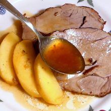 Apfelbraten mit Bratensaft übergießen