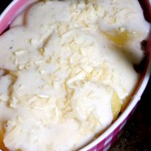 Mit Käse bestreuen