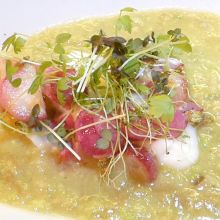 Avocadosuppe mit Radieschen und Keimsprossen