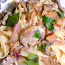 Schweinefiletragout mit Eierschwammerl und Tagiatelle