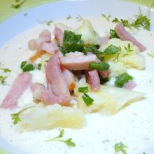 Karfiolsuppe  mit gebratenen Schinkenstreifen