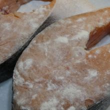 Fisch in Mehl wenden.