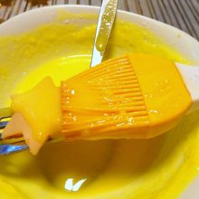 Mit Zuckerglasur bestreichen