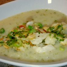 Blumenkohlsuppe mit Mandelblättchen
