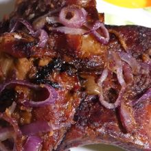 Spare ribs mit Zwiebeln in Honig - Senfmarinade
