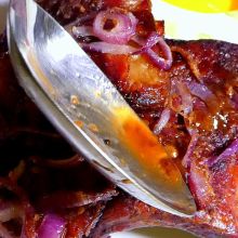 Spare ribs mir Zwiebeln in Honig - Senf Marinade