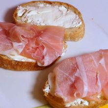 Mit Prosciutto belegen