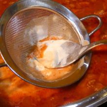 Sauce mit Sahne binden