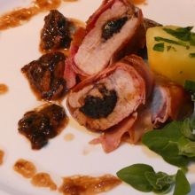 Schweinemedaillions mit Trockenzwetgenfüllung