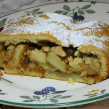 Apfelstrudel mit Pinienkernen