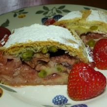 Erdbeerstrudel mit Pistazien