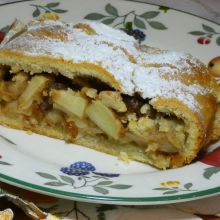 Apfelstrudel mit Pinienkernen