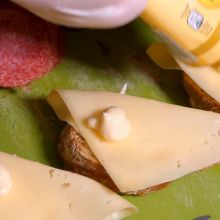 Mit Käse belegen