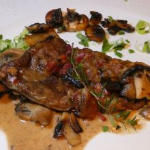Hirschschnitzel mit gebratenen Champignons