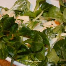 Vogerlsalat mit Äpfeln und Joghurtdressing
