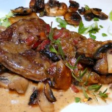 Hirschschnitzel mit gebratenen Champignons