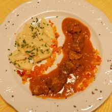 Kalbsgulasch mit Nockerln