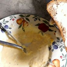 Vollkornbrot bestreichen