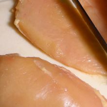 Hühnerschnitzel schneiden