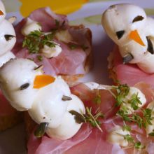 Brötchen mit Mozzarellaschneemännern