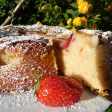 Erdbeer - Rhabarberkuchen mit Marzipan