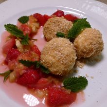 Topfenknödel mit Butterbröseln