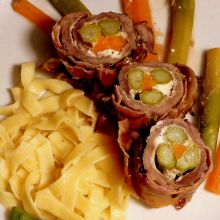 Rinderroulade mit Spargel im Speckmantel