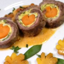 Rindsroulade mit Karottenherz - Ei - Bärlauchfüllung