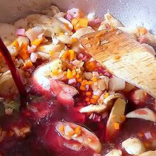 Mit Rotwein ablöschen