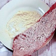 Schnitzel in Mehl tauchen